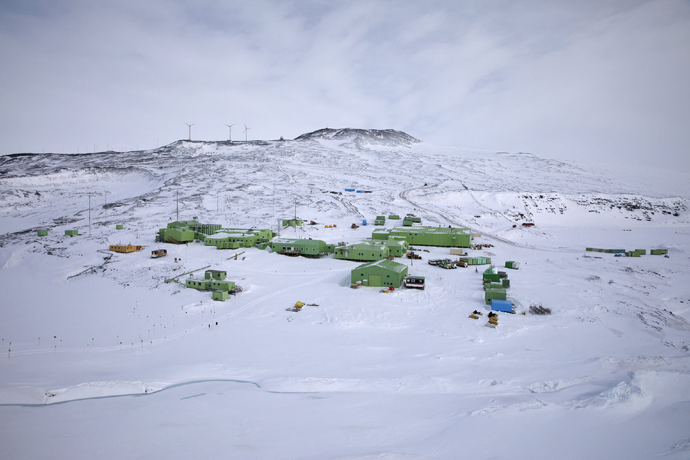 Encuentran microplásticos en la nieve fresca de la Antártida