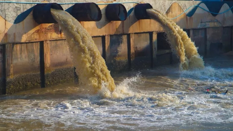 Los PFAS pueden llegar a las fuentes de agua como desechos industriales. /BBC/
